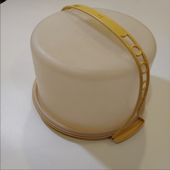 Vintage Tupperware Round Cake Holder with Gold Base and matching gold Handle - Picture 2 of 11